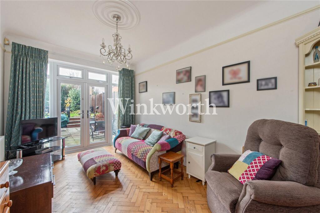 River Avenue, London, N13 photo 4