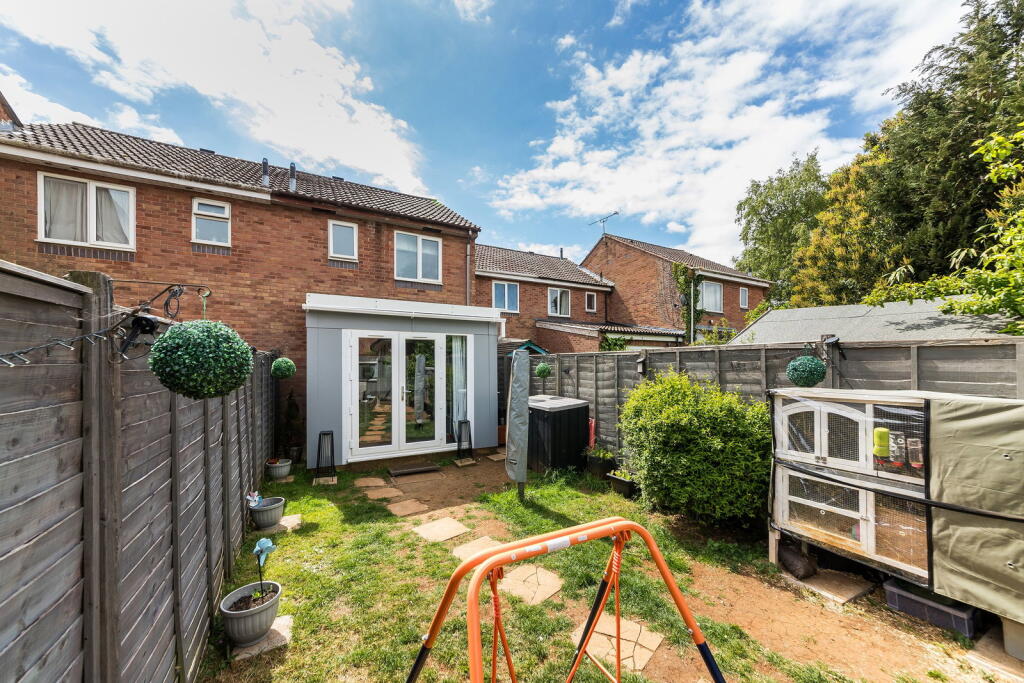 Main image of property: Winchelsea Close, Banbury OX16 1XQ