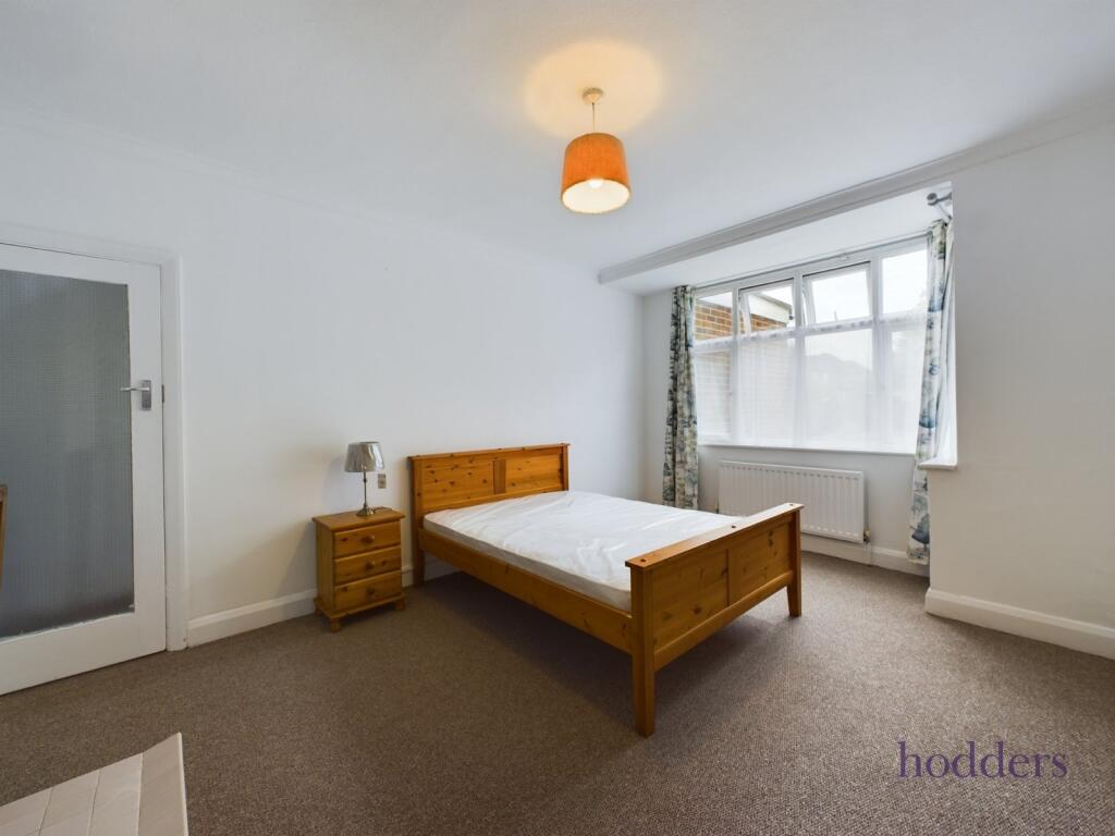 House in Kingston upon Thames - More