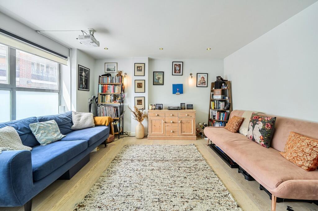 Apartment in London, Purbrook Estate, Walworth - View 2