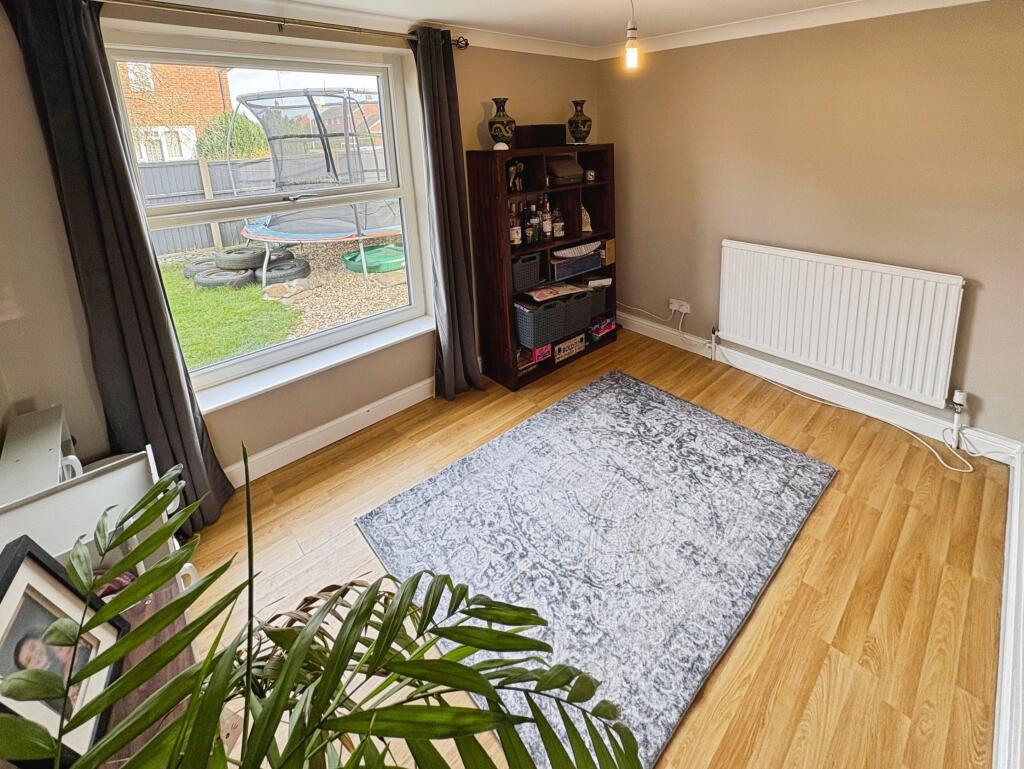 Larchwood Crescent, Lincoln, LN6 photo 3