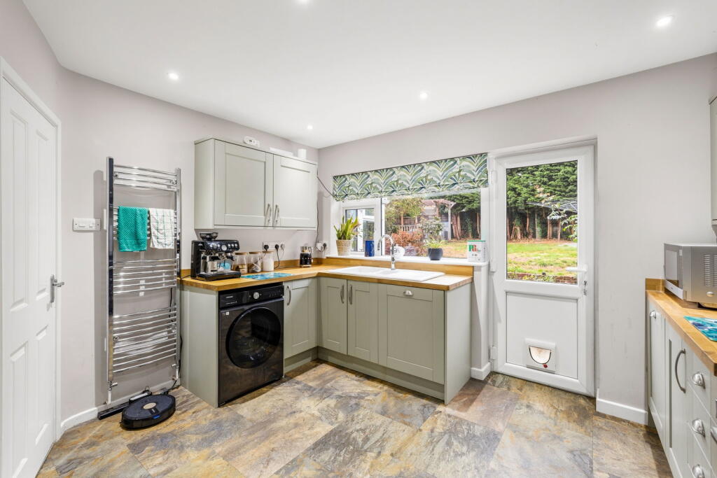 House in Tandridge, Dormansland - More