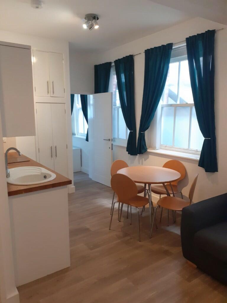 Main image of property: Bedford Suites 11, 16 Dame Alice Street, Bedford, Bedfordshire, MK40 - £995 PCM