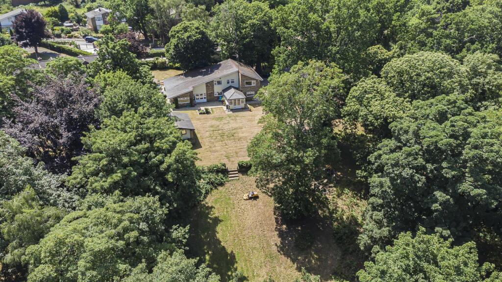 5-bed detached on Thundridge - Detached Family Home in 1.65 Acre Plot, £1,250,000