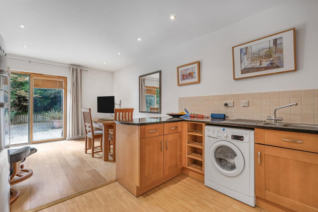 Apartment in Gloucester - View 4