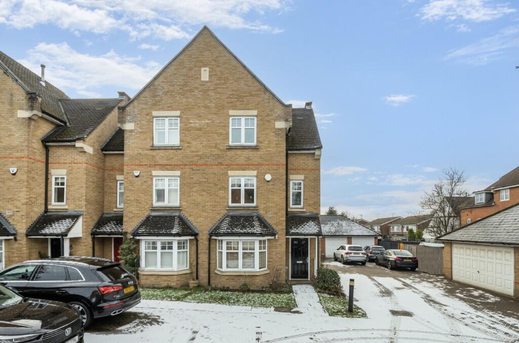 Main image of property: Oakview Close, Oakview Close, Watford, Hertfordshire, WD19