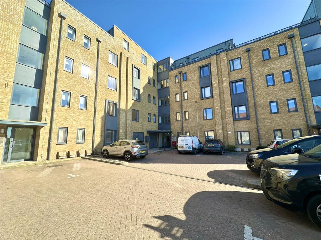 2-bed flat on Motte Lane, Castle Hill, Ebbsfleet Valley, Swanscombe, DA10, £200,000