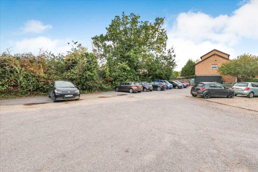 Apartment in Slough - More