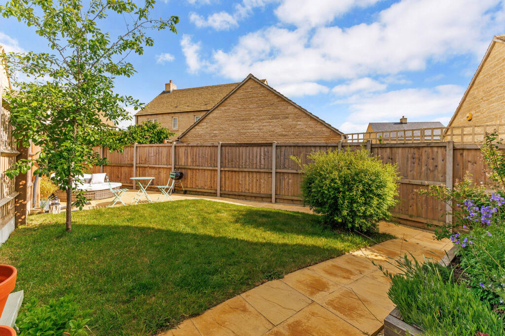Dearnley Close, Tetbury, GL8 photo 2