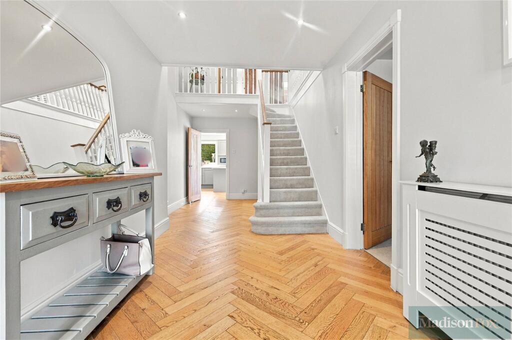 House in London, Woodford Wells - View 4