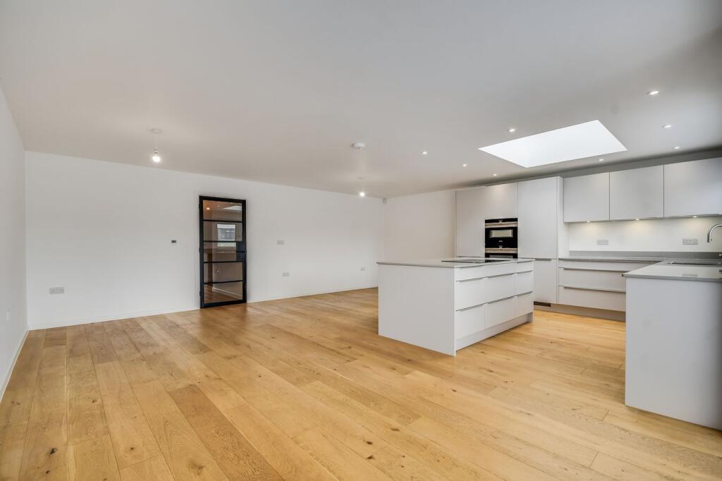 House in Basildon, Great Burstead and South Green - View 4