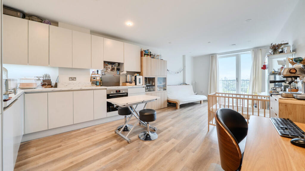 Apartment in Southall - View 4