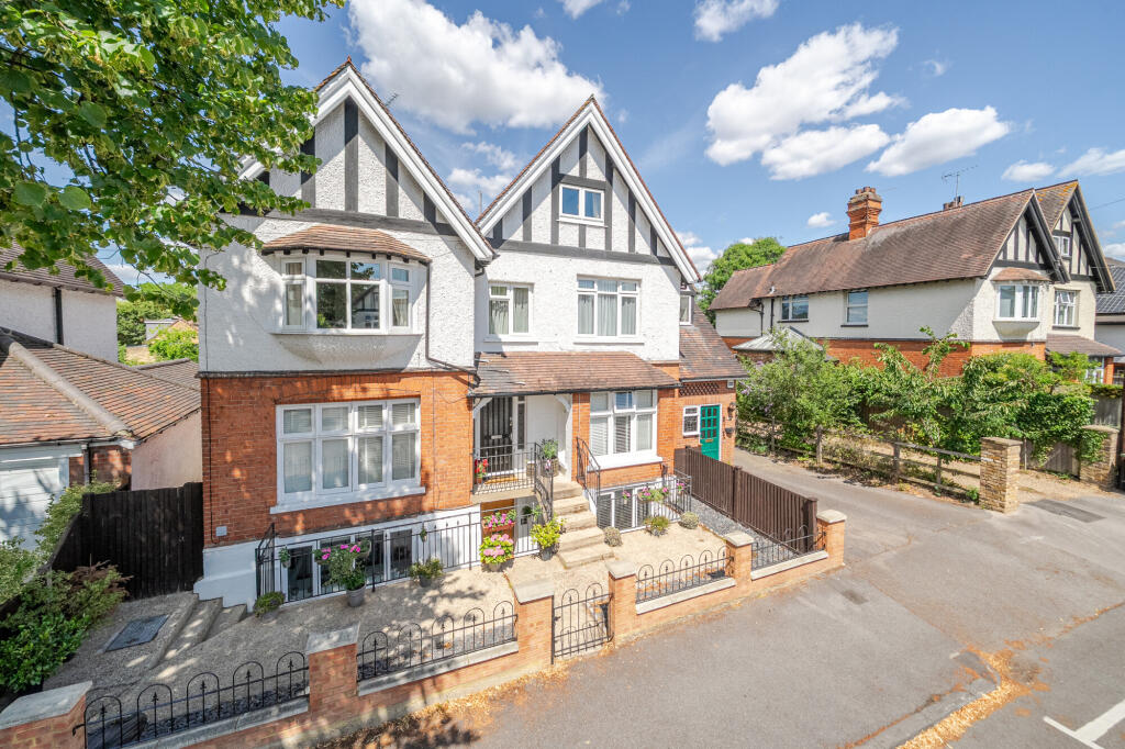 2-bed flat on Bolton Crescent, Windsor, SL4, £440,000