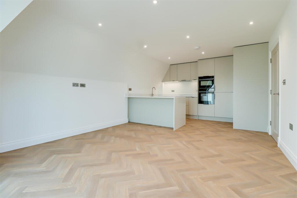 Apartment in Southend-on-Sea - View 3