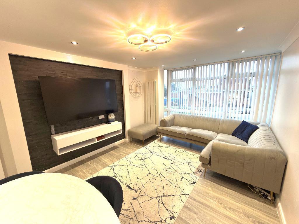 44 Duncombe Drive, Dunstable, Bedfordshire, LU5 4QZ photo 2