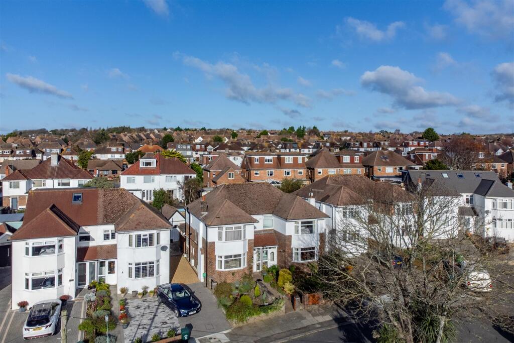 6-bed detached on Fallowfield Close, Hove, £750,000