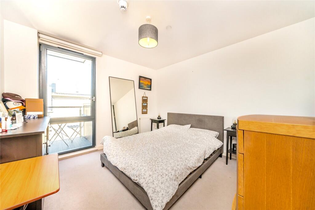 Apartment in London, Suttons Wharf, Mile End - More