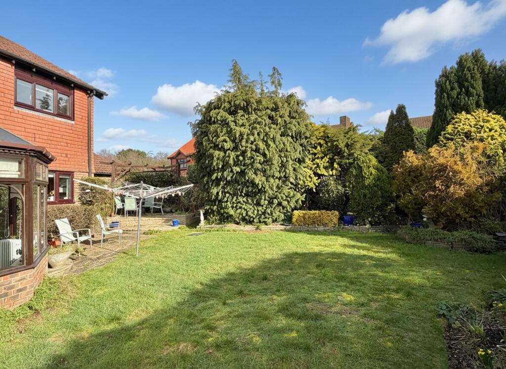 4 bed detached - Blenheim Gardens, Dibden Purlieu, SO45 image 4