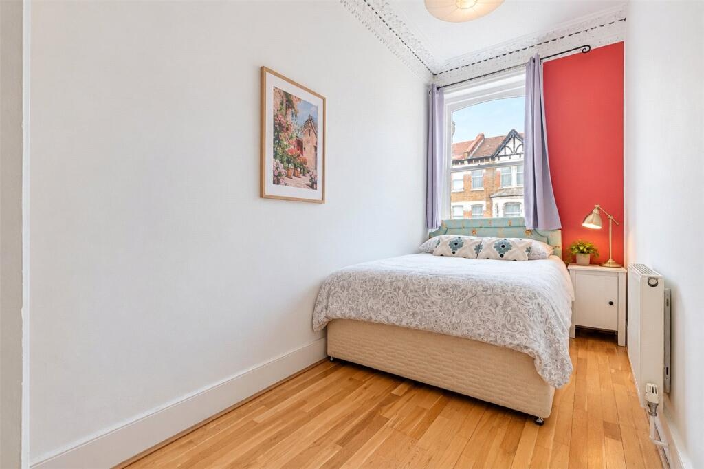 Apartment in London, Queen's Park - More
