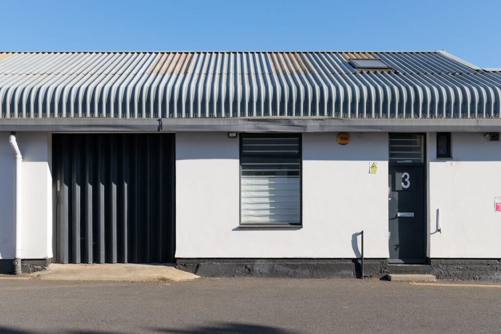 Main image of property: 3 Brook Lane Business Centre, Brook Lane North, Brentford, TW8 0PP, Brentford, TW8 0PP