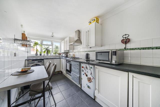 Surrey Avenue, Camberley photo 3
