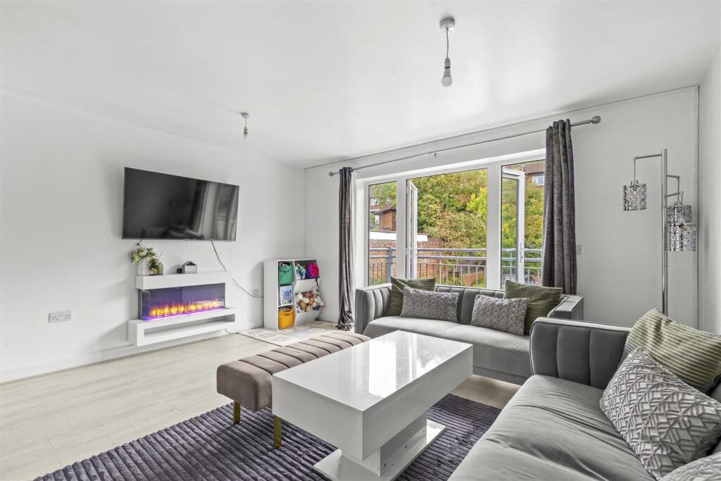 Apartment in Hemel Hempstead - View 2