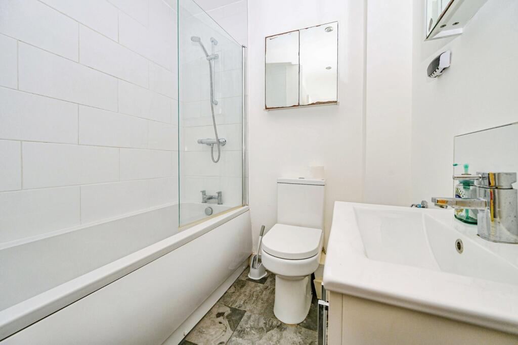 Apartment in Luton - View 5