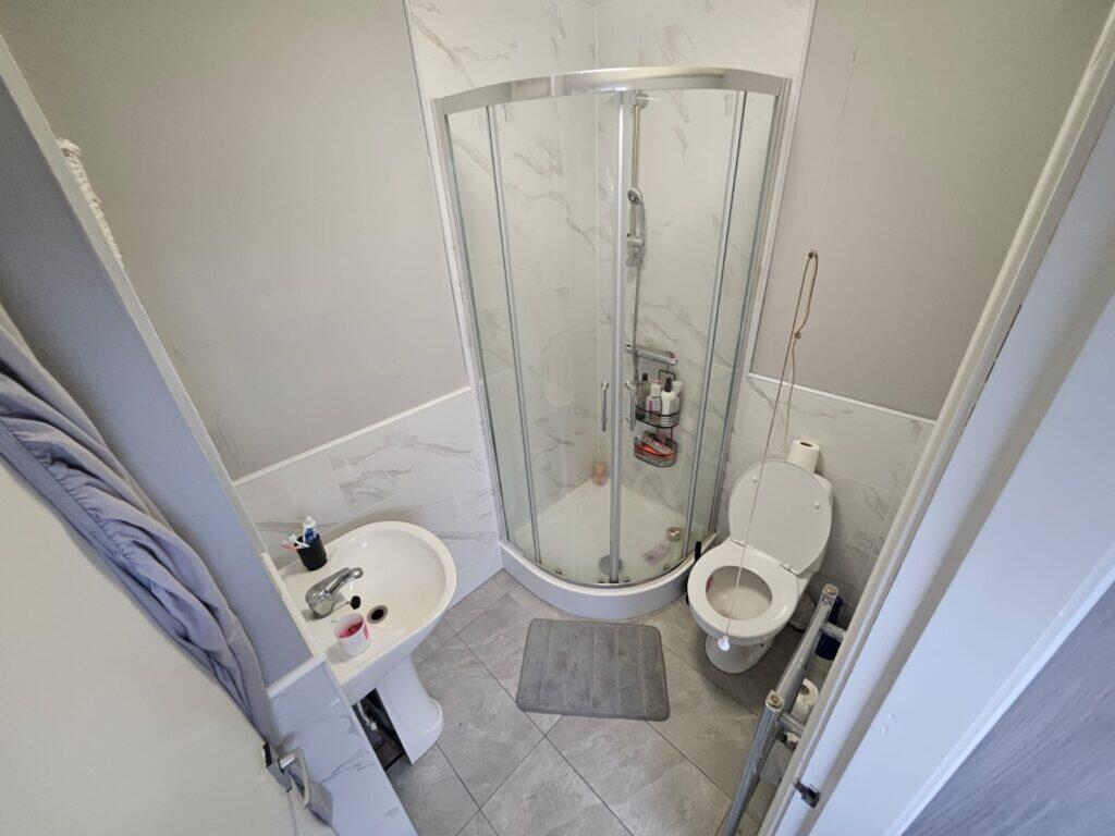 6 bedroom end of terrace house for rent