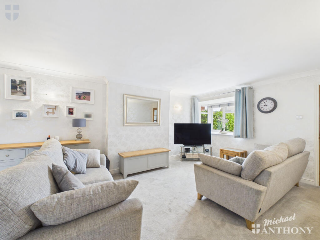 Chestnut Close, Waddesdon photo 2