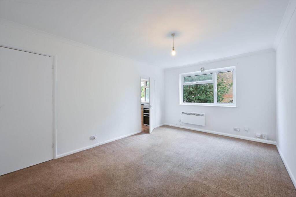 Apartment in Kingston upon Thames - View 4