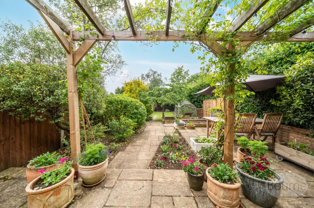 Upper Hale Road, Farnham, Surrey, GU9 photo 4