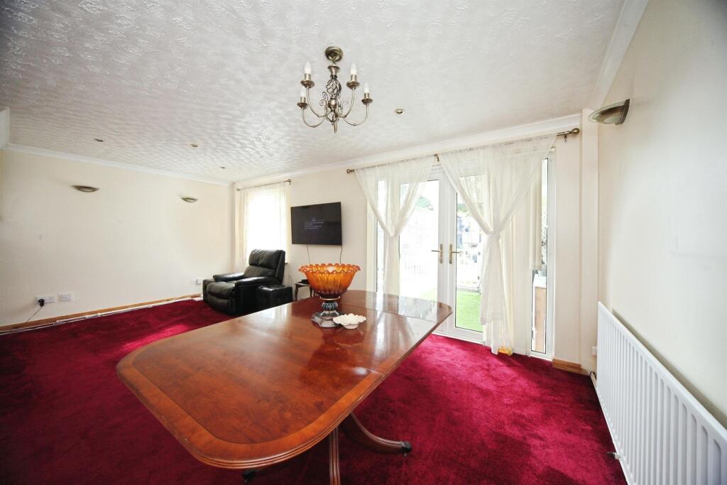 House in Houghton Regis, Central Bedfordshire - View 5