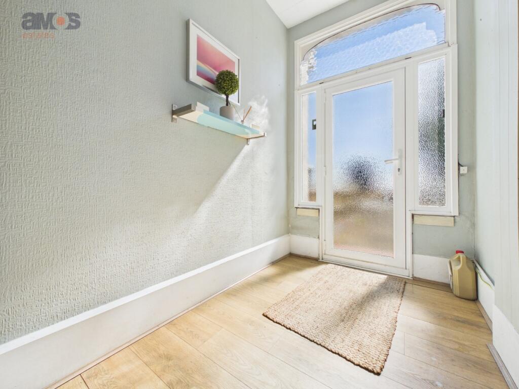 Apartment in Castle Point, Essex - View 4