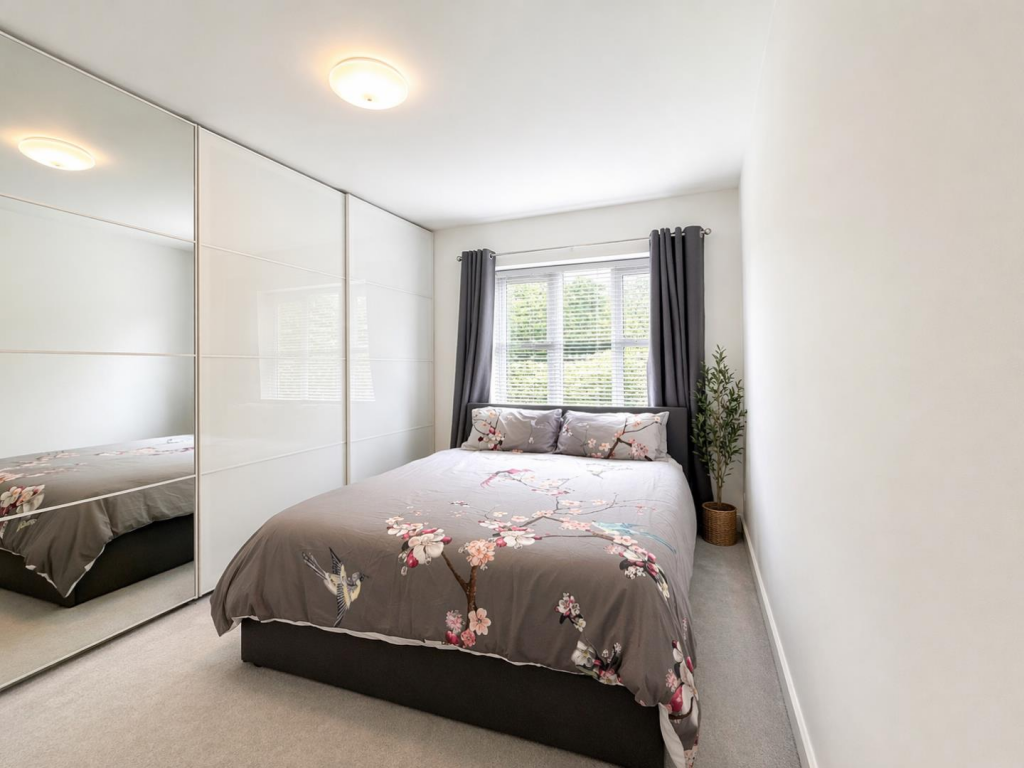 Apartment in Ilford, Gants Hill - View 4