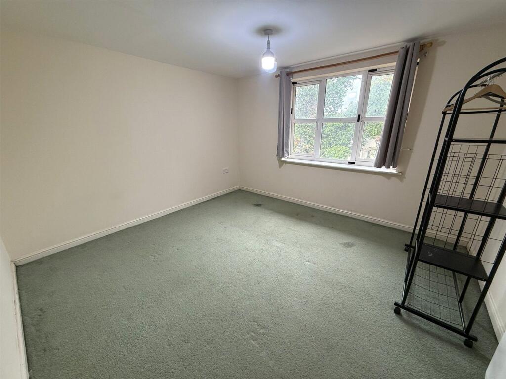 Apartment in Slough - More