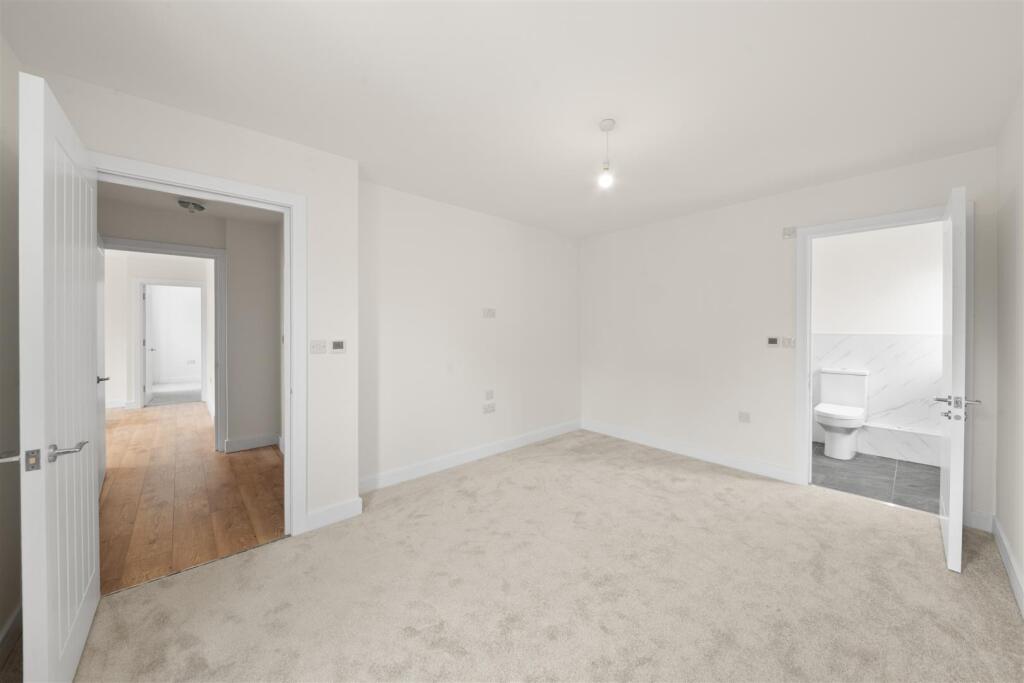 Apartment in Southall - More