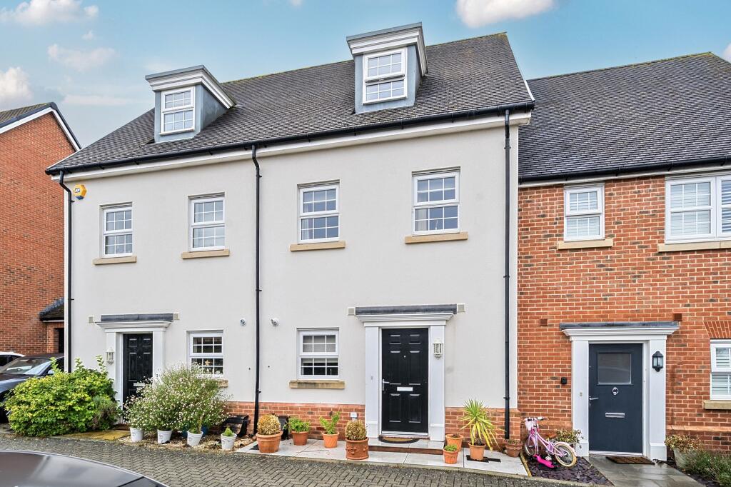 3-bed terraced on De Montfort Square, Odiham, RG29, £495,000