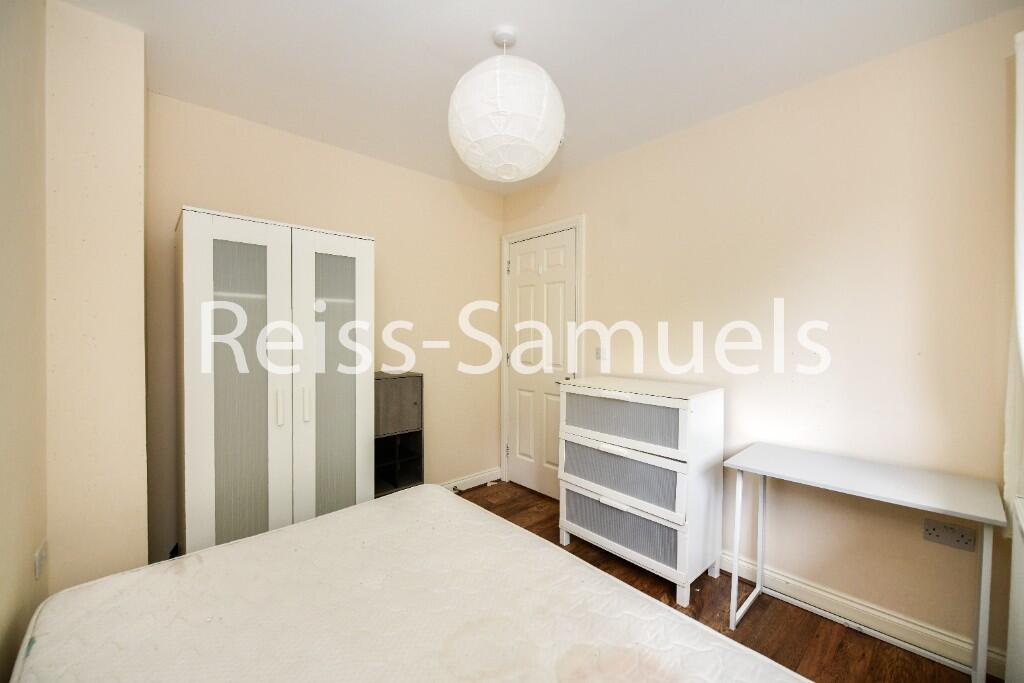 6 bedroom semi-detached house for rent