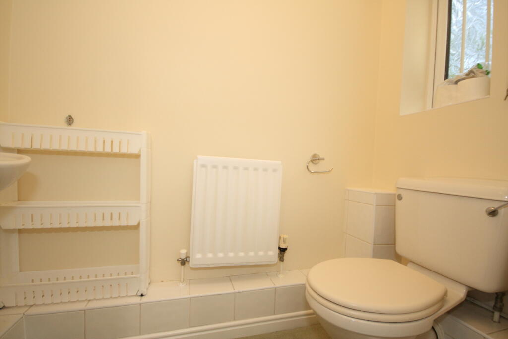 House in Woking, Knaphill - More
