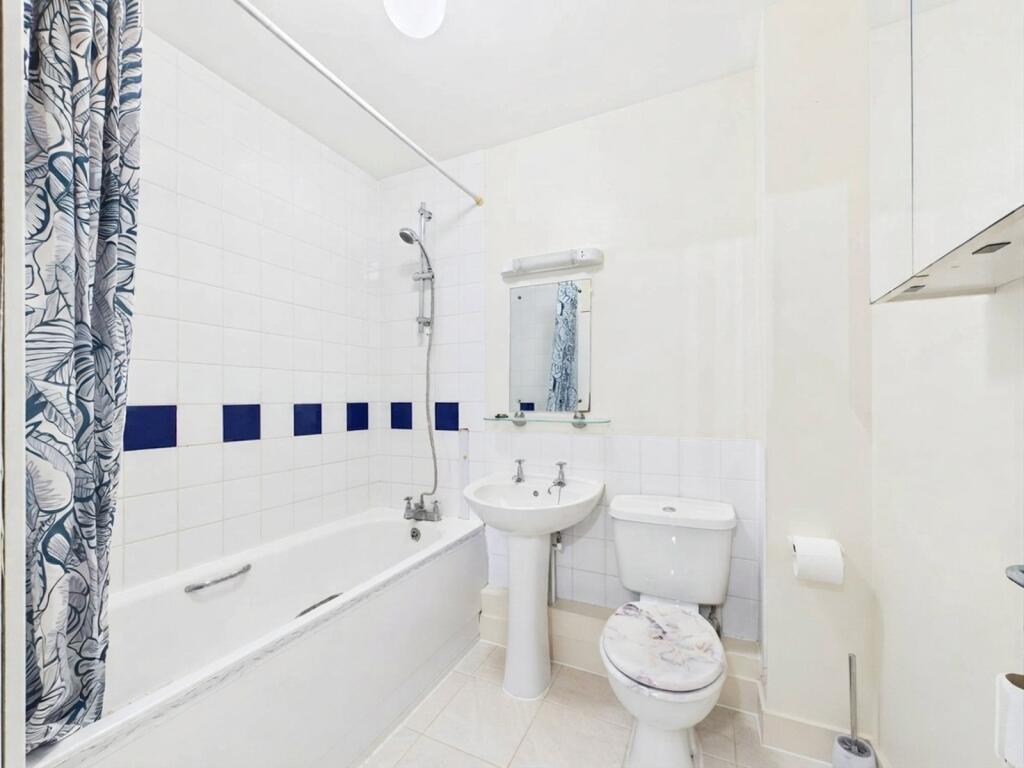 Apartment in Runnymede, Chertsey - View 5