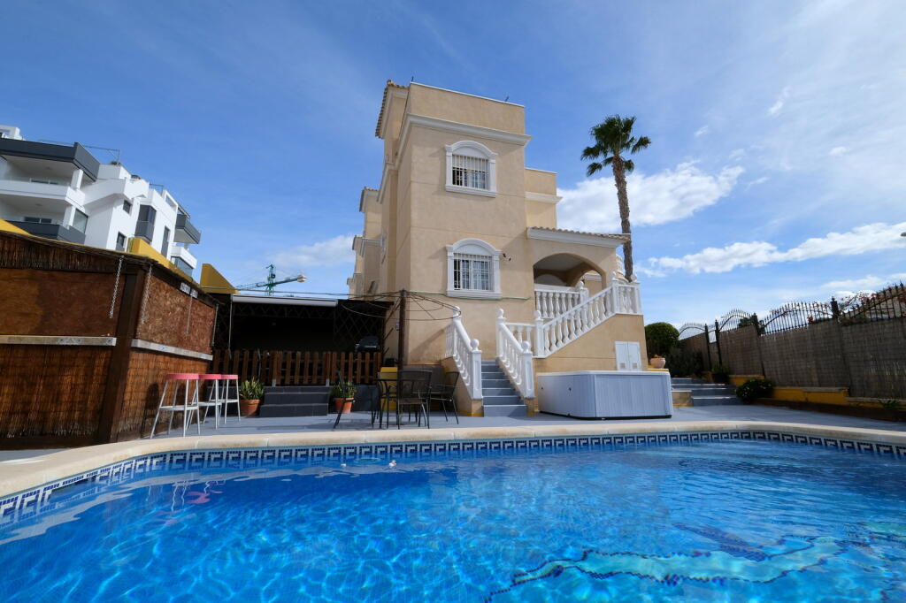 Main image of property: Valencia, Alicante, Los Altos