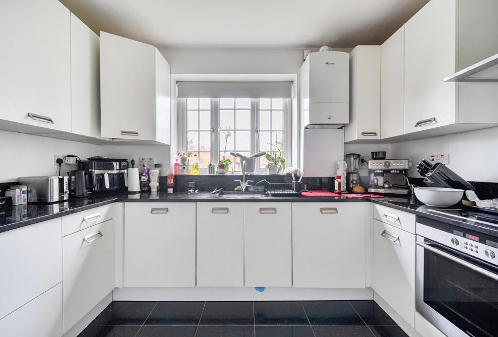 Apartment in London, Royal Borough of Kingston upon Thames - View 3