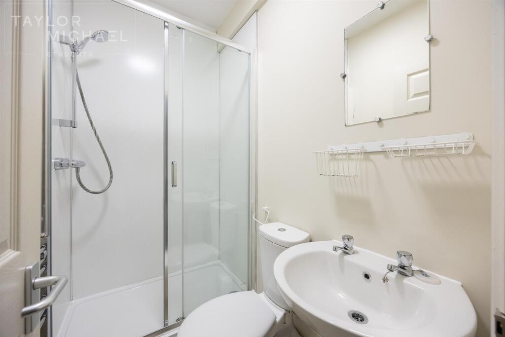 6 bedroom terraced house for rent