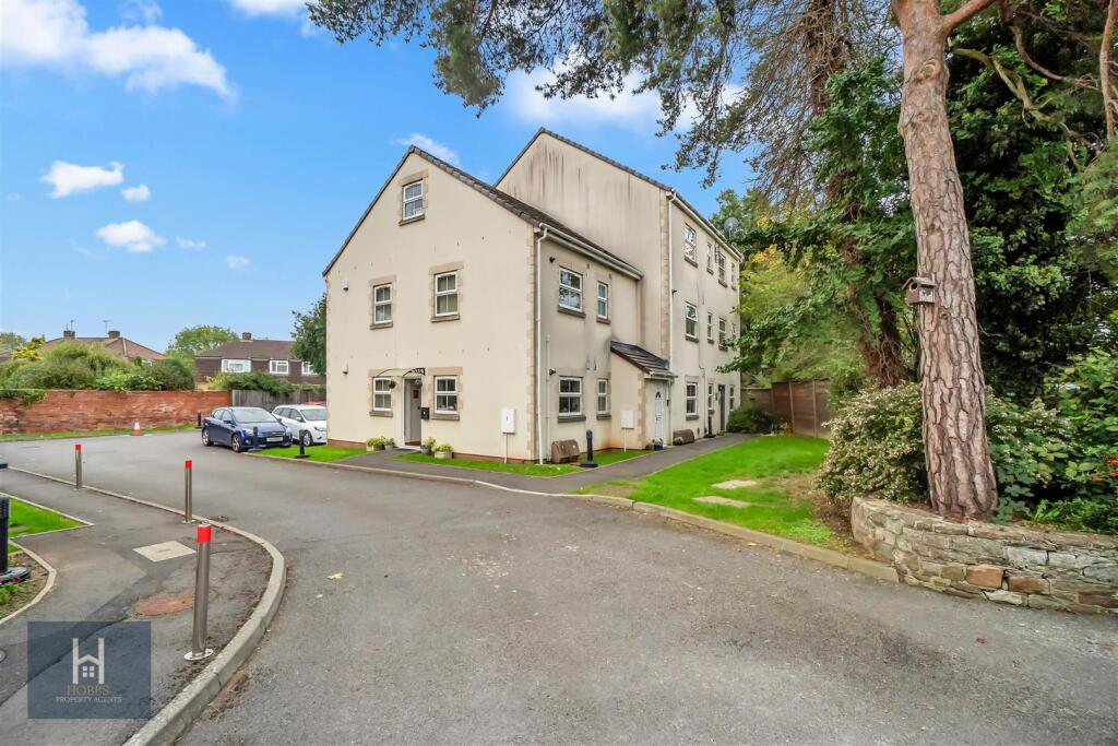 2-bed flat on The Lawns, Church Road, Yate, £179,000