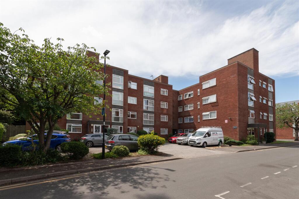 Main image of property: Grange Gardens, London, N14