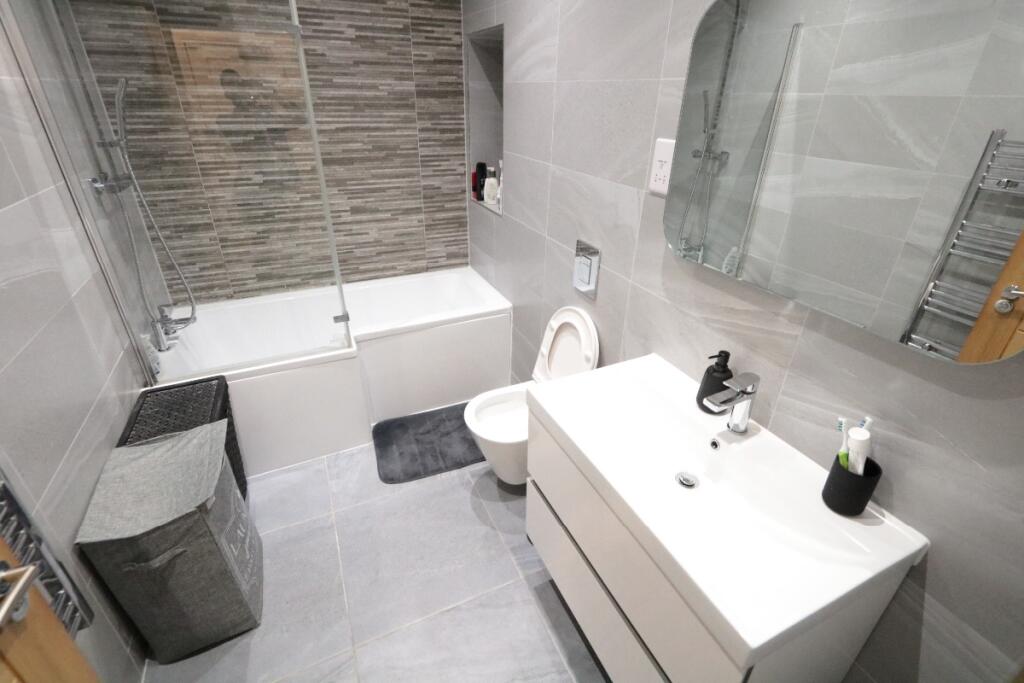 Apartment in Manchester, Victoria Park, Longsight - View 2