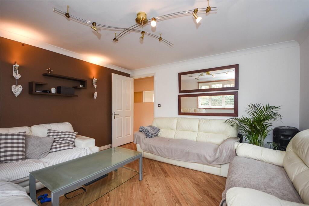 Sachfield Drive, Chafford Hundred, Grays, Essex, RM16 photo 3