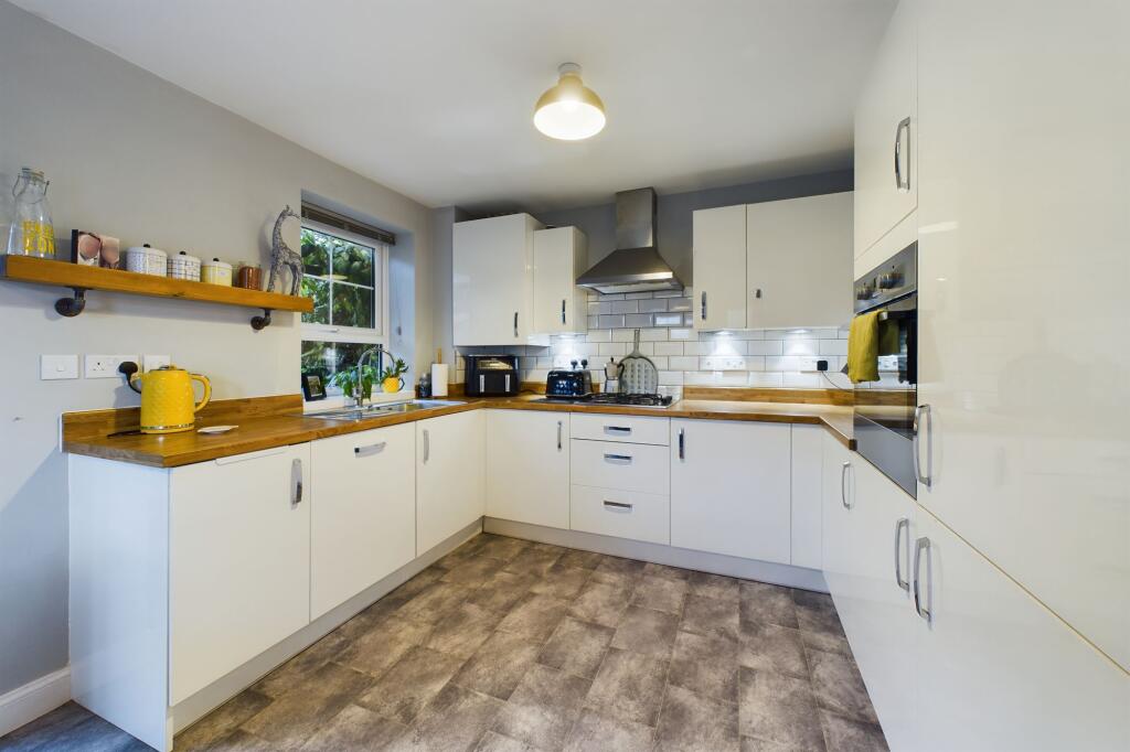 Astell Way, Chapel-En-Le-Frith, SK23 photo 3