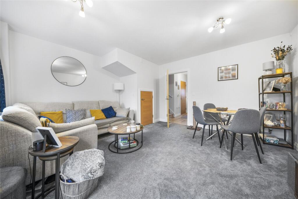House in Woking, Brookwood - More
