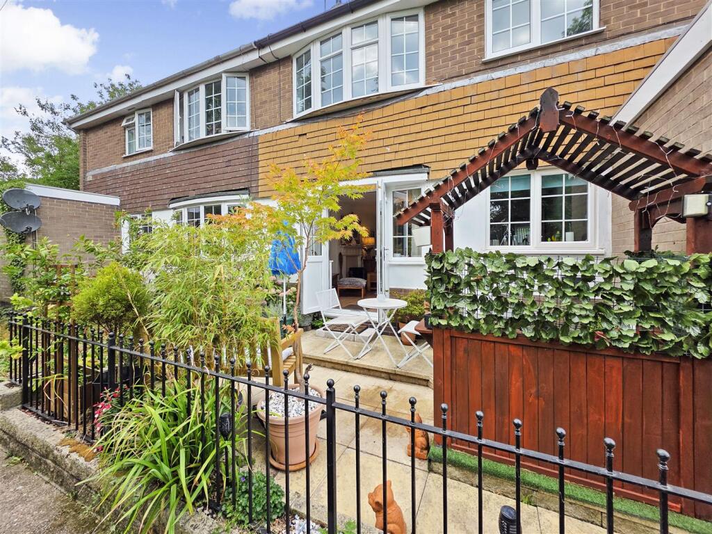 Main image of property: Shearing Close, Gedling, Nottingham